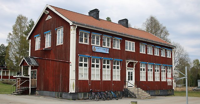 Bild på röda skolan i Kälarne