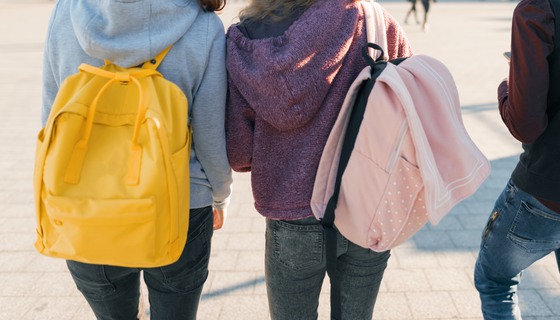 ungdomar går med ryggsäckar på ryggen