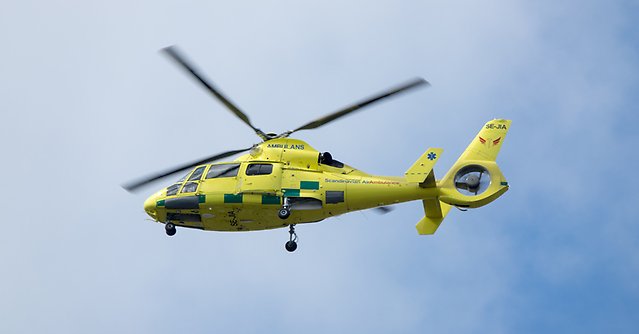 bild på en ambulanshelikopter i luften