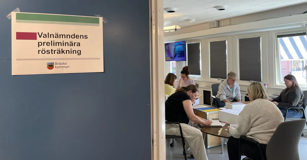 personer sitter i en konferenslokal och räknar röster