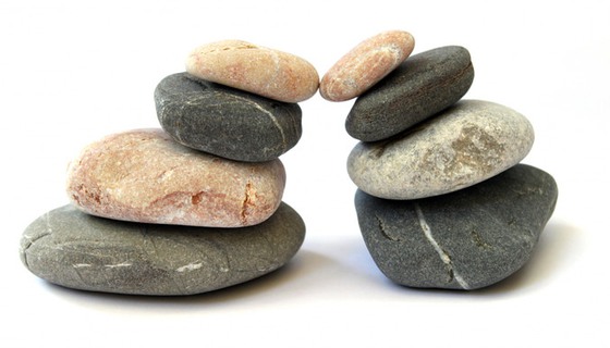 stenar som lutar mot varandra