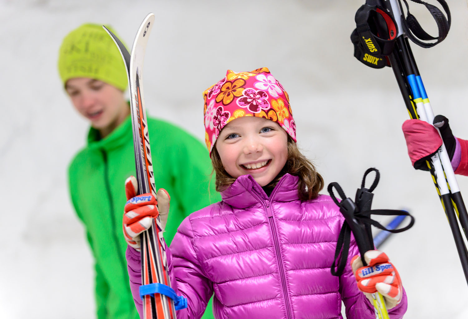 Bilden föreställer några barn som åker skidor i skidtunneln i Gällö, Mid Sweden 365