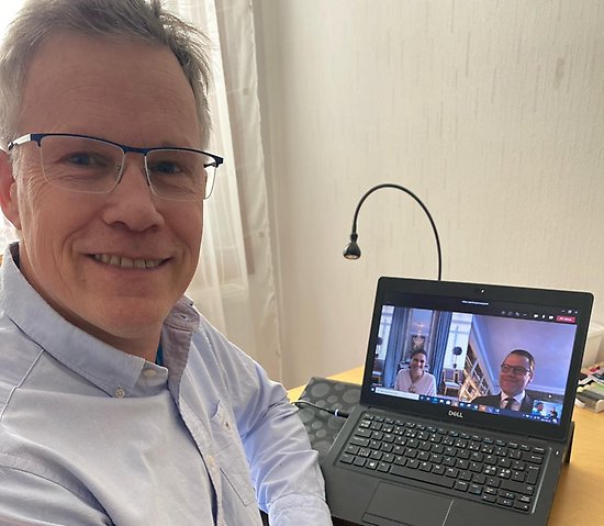 Bilden visar kommunstyrelsens ordförande Jörgen Persson i digitalt samtal med kronprinsessparet