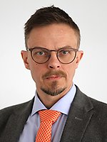 foto på Bengt flykt, kommundirektör i Bräcke kommun, har på sig kavaj och röd slips, har på sig glasögon