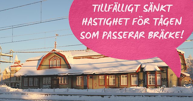 Stationshuset i Bräcke under vinter med texten "sänkta hastigheter för tågen som passerar bräcke" skrivet i en rosa pratbubbla
