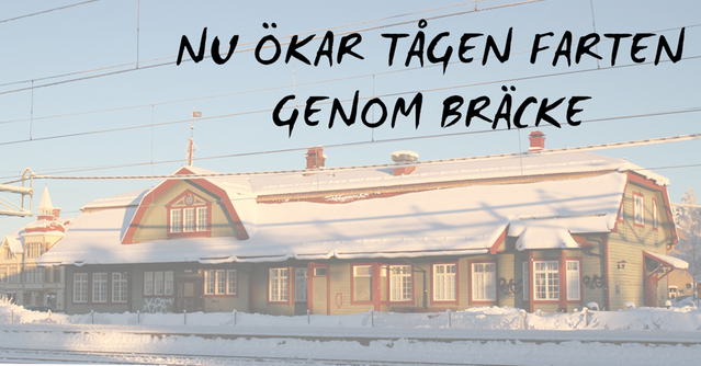 Tågstationen i Bräcke med snö och texten "nu ökar tågen farten genom Bräcke" i svart
